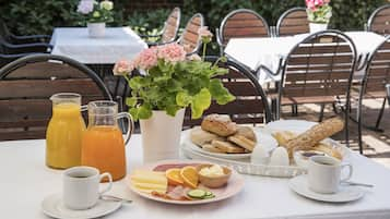 Daily buffet breakfast (SEK 145 per person)