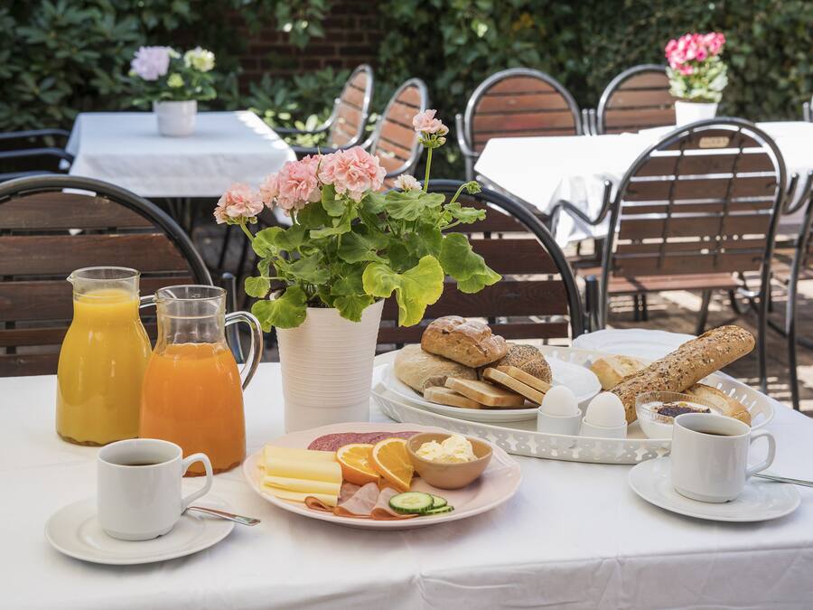 Daily buffet breakfast (SEK 149 per person)