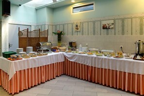 Free daily buffet breakfast  - Majewski Hotel & SPA (Malbork)