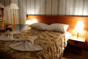 Escritorio, tabla de planchar con plancha, wifi gratis y ropa de cama 