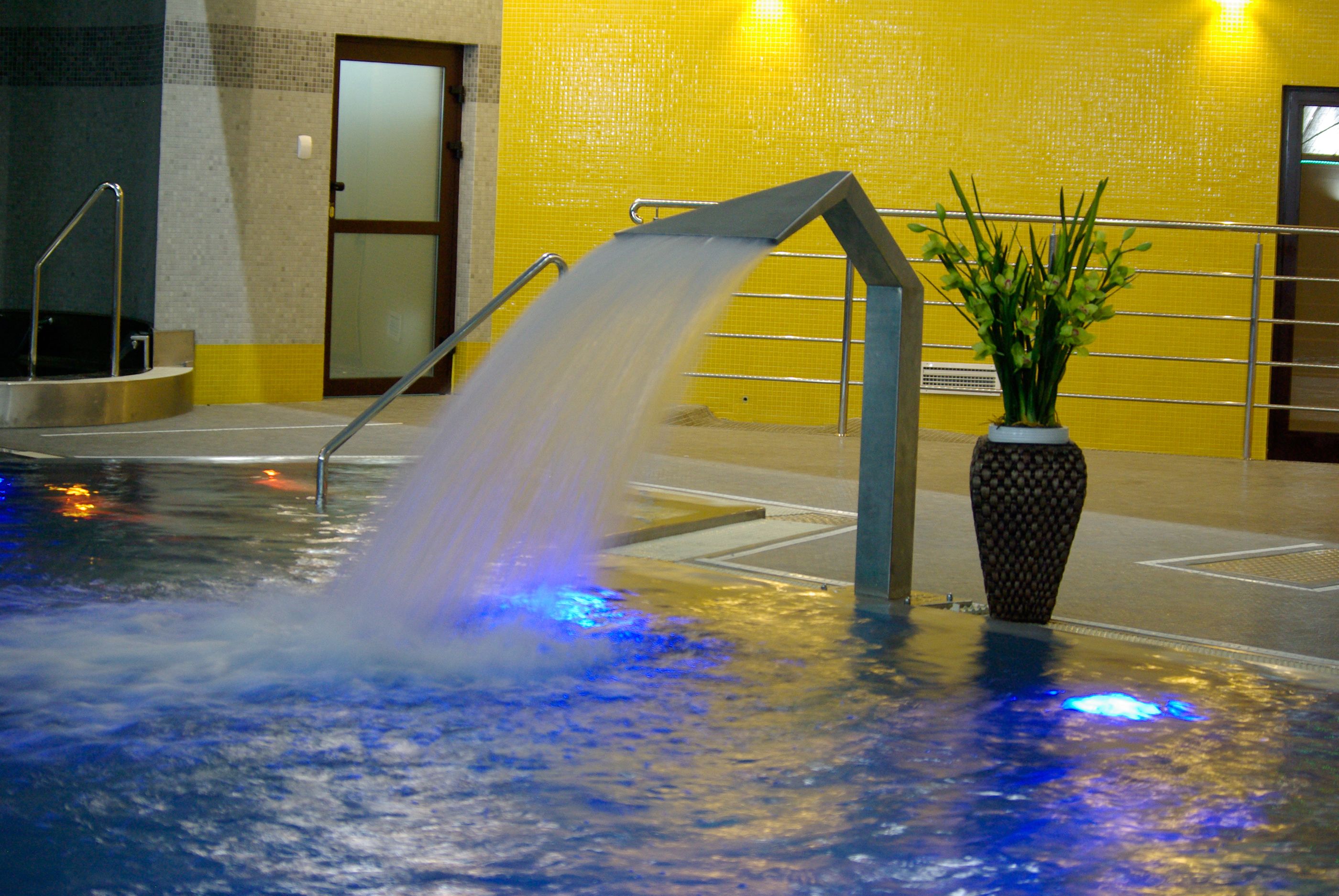 Ein Wasserspiel mit Metallkonstruktion und einem Blumentopf.
