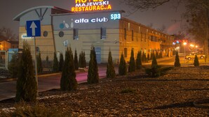 Rakennuksessa on kyltti, jossa lukee »Hotel Majewski Restaurant A» ja »Alfa Club Spa».