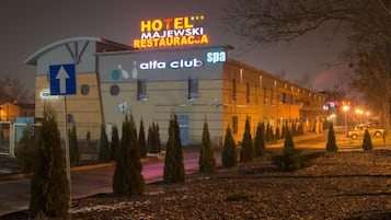Fachada de la propiedad por la tarde o noche