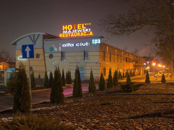 Front of property – evening/night - Majewski Hotel & SPA (Malbork)