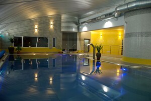 Indoor pool, sun loungers