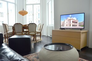 Căn hộ, 3 phòng ngủ | Phòng khách | TV màn hình phẳng, lò sưởi