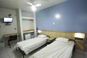 1 dormitori, minibar, escriptori i planxa i posts de planxar