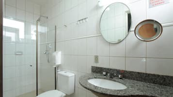 Shower, pengering rambut, dan handuk