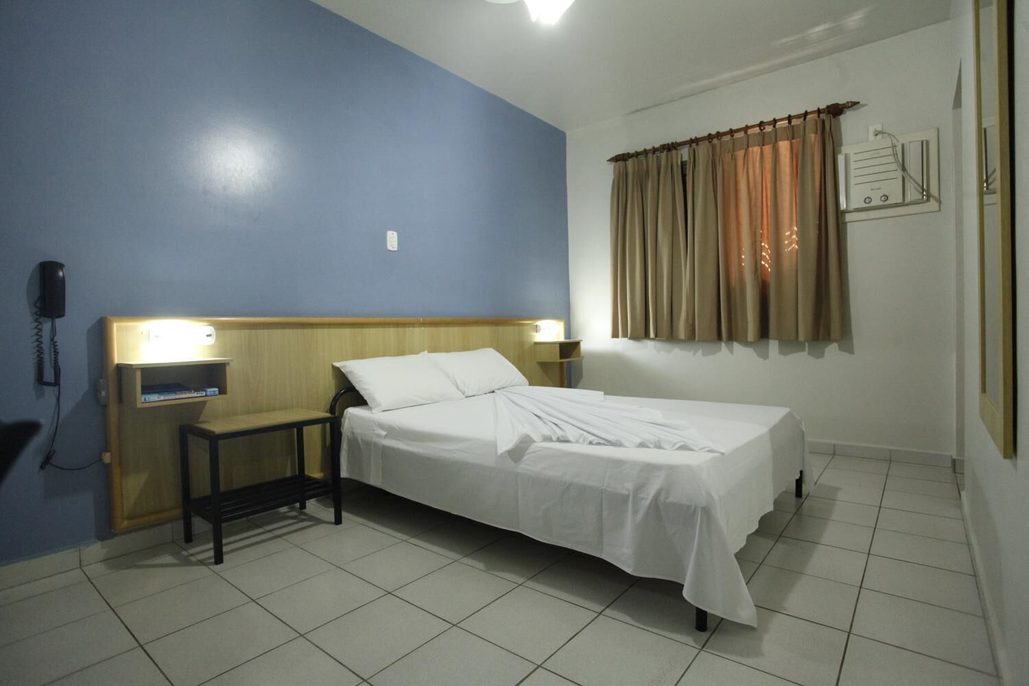 Minibar, escritorio, tabla de planchar con plancha y wifi gratis 