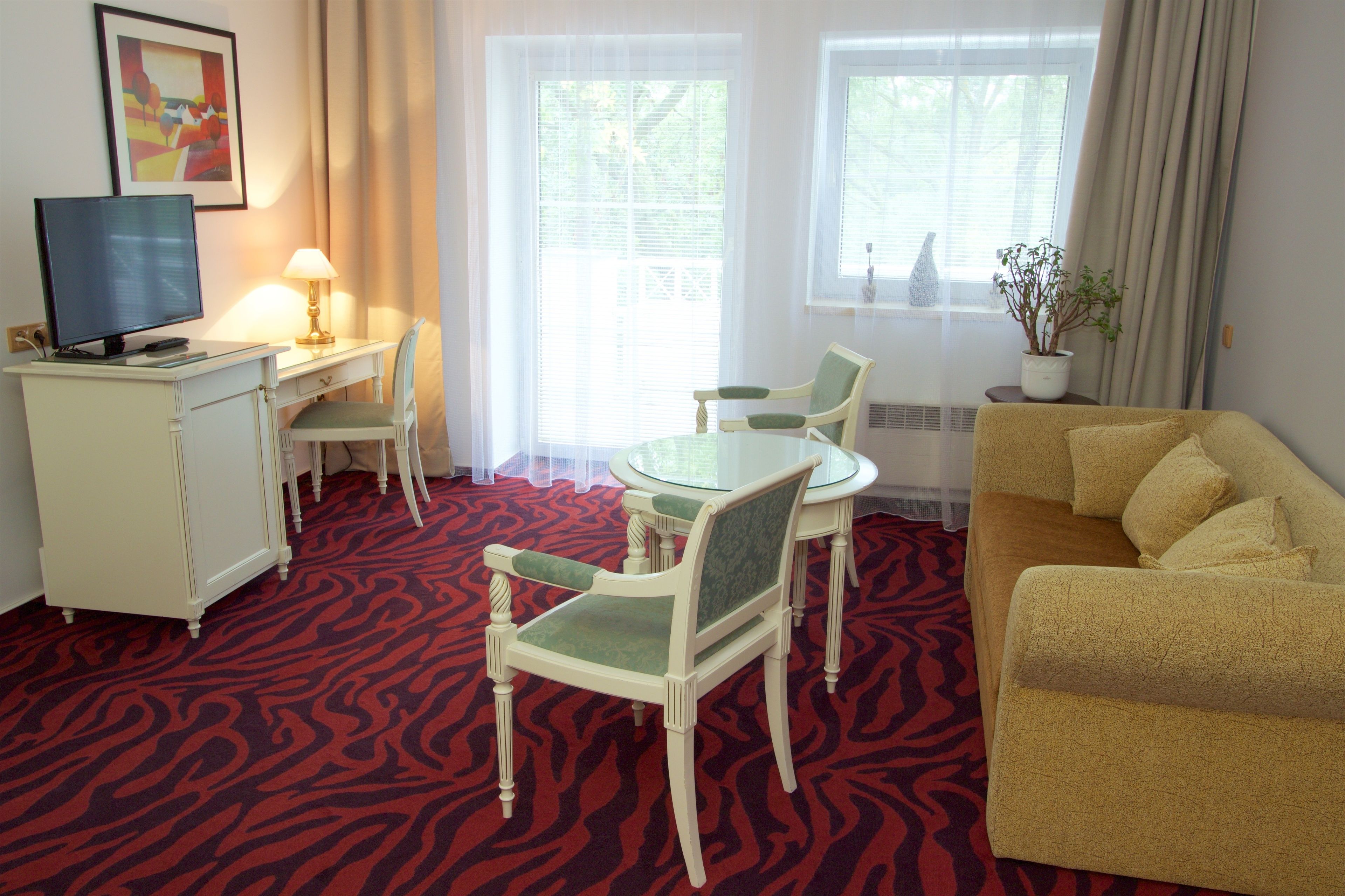 family room | minibar, desk, free cots/infant beds, free wifi