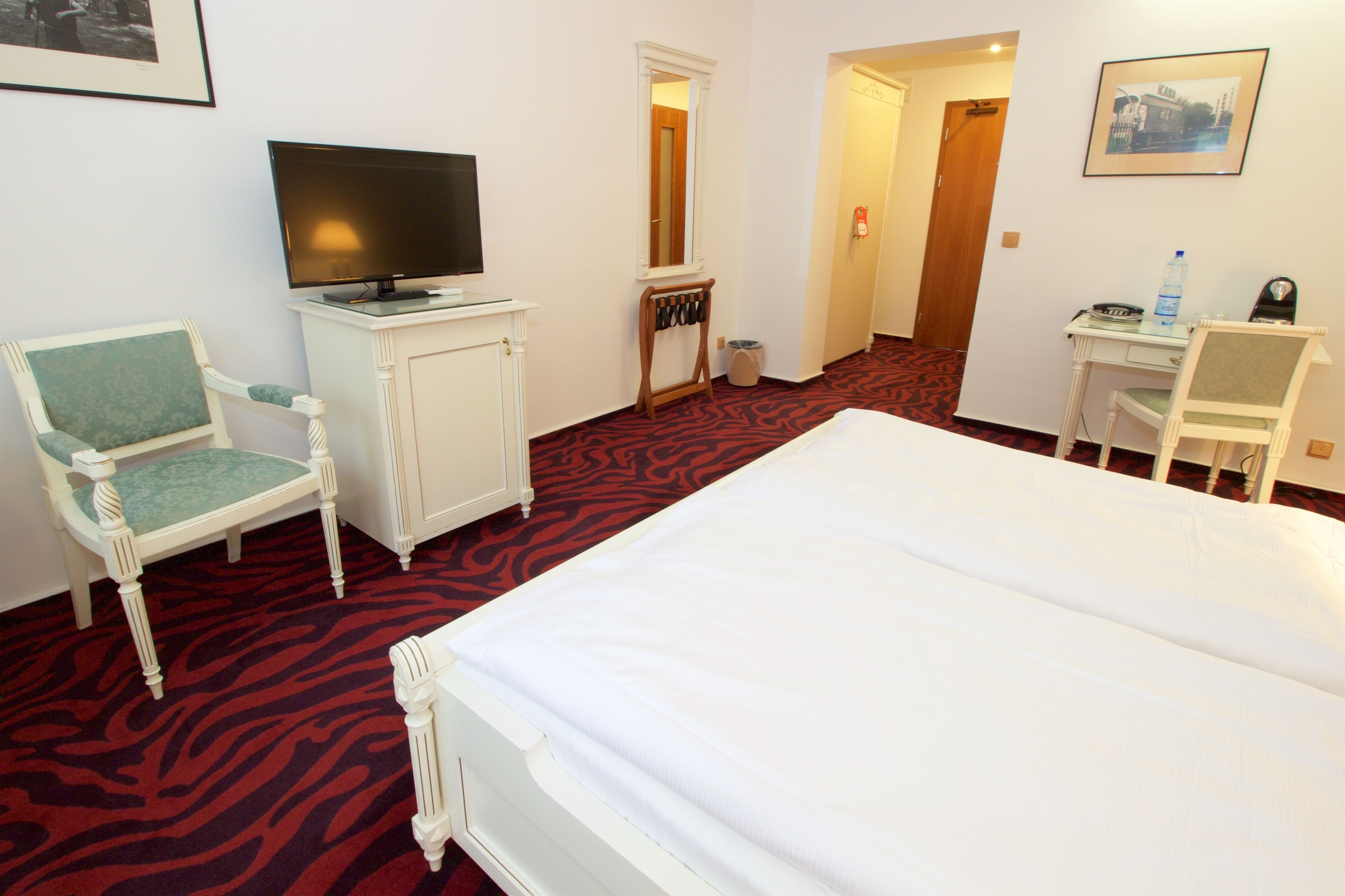deluxe double room | minibar, desk, free cots/infant beds, free wifi