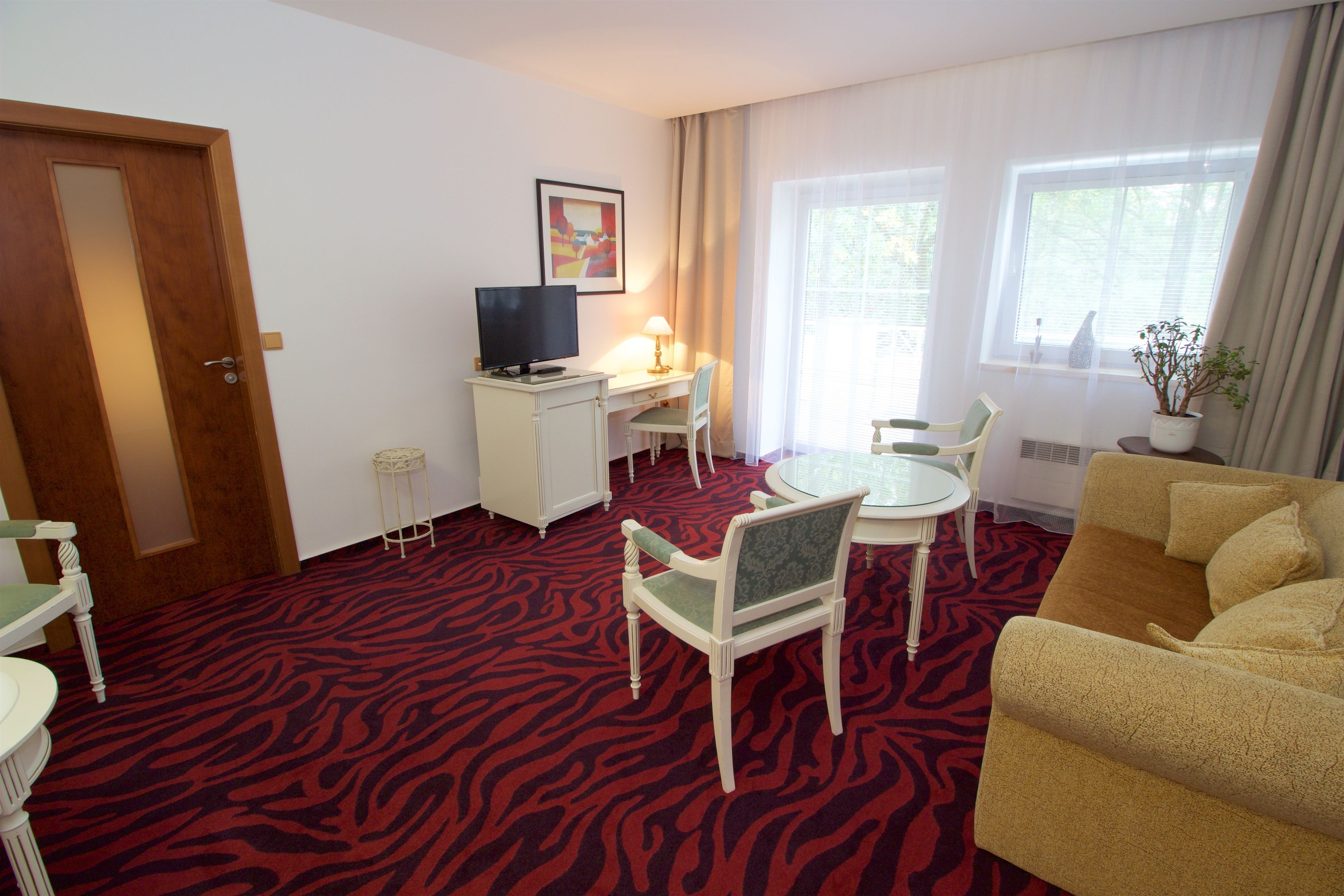 family room | minibar, desk, free cots/infant beds, free wifi