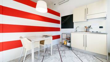 Frigorífico, placa de cocina, cafetera o tetera y hervidor eléctrico