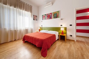 Premium bedding, desk, iron/ironing board, free cribs/infant beds - Lucca in Villa San Marco (Lucca)
