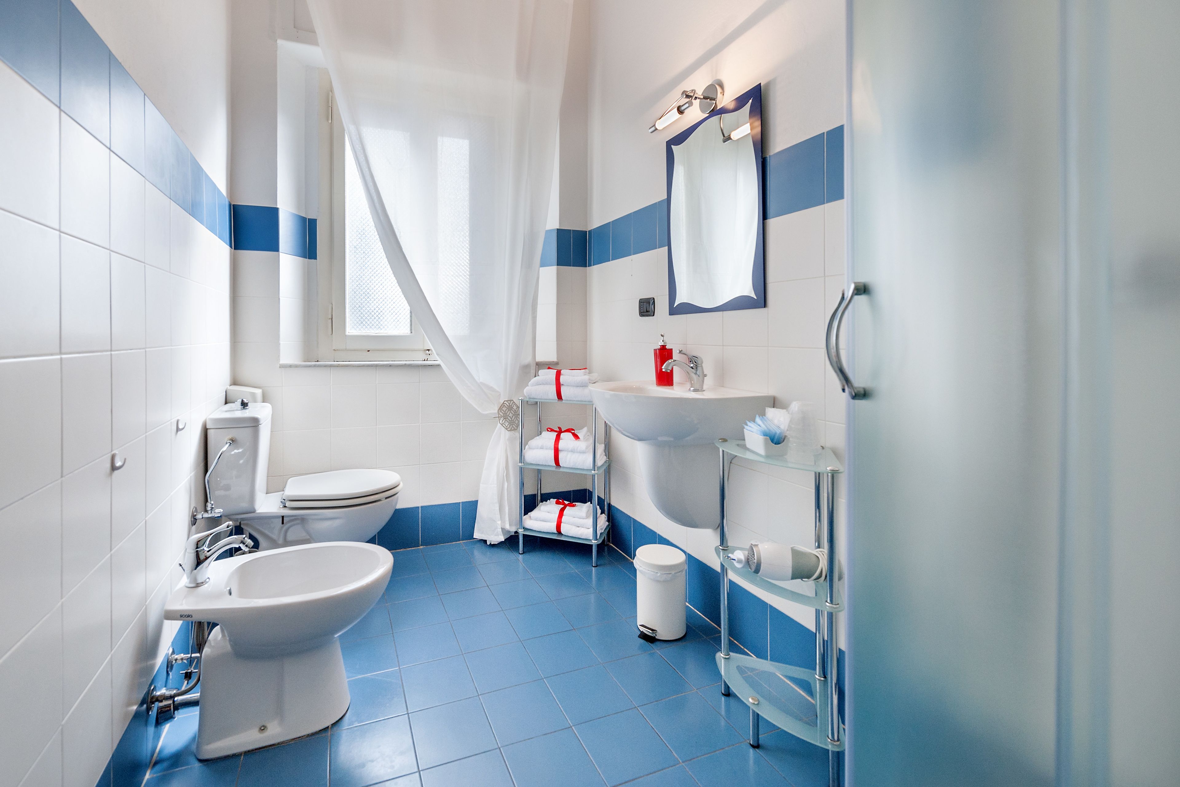 ฝักบัว, ของใช้ในห้องน้ำฟรี, ไดร์เป่าผม, ผ้าเช็ดตัว