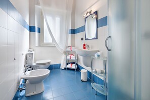 ฝักบัว, ของใช้ในห้องน้ำฟรี, ไดร์เป่าผม, ผ้าเช็ดตัว