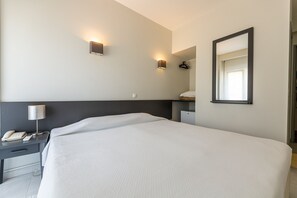 Habitación con 2 camas individuales | Escritorio, wifi gratis y ropa de cama