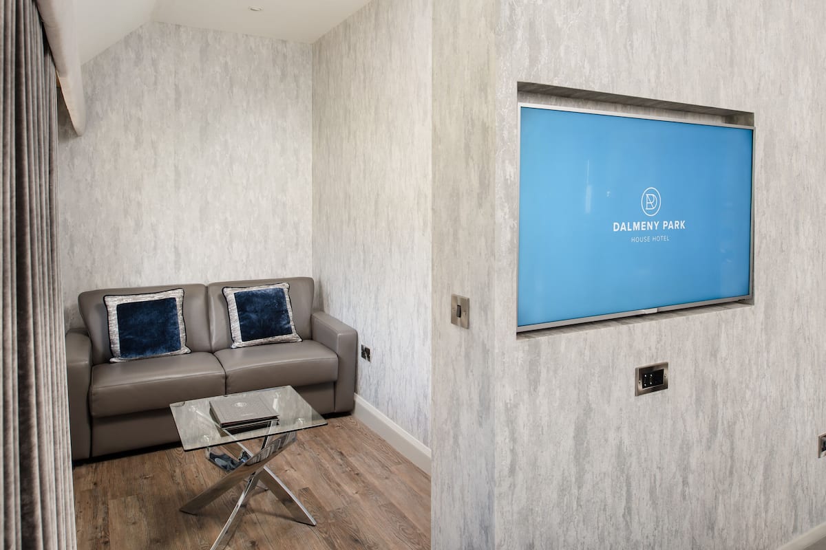 deluxe double room | living area | flat-screen tv