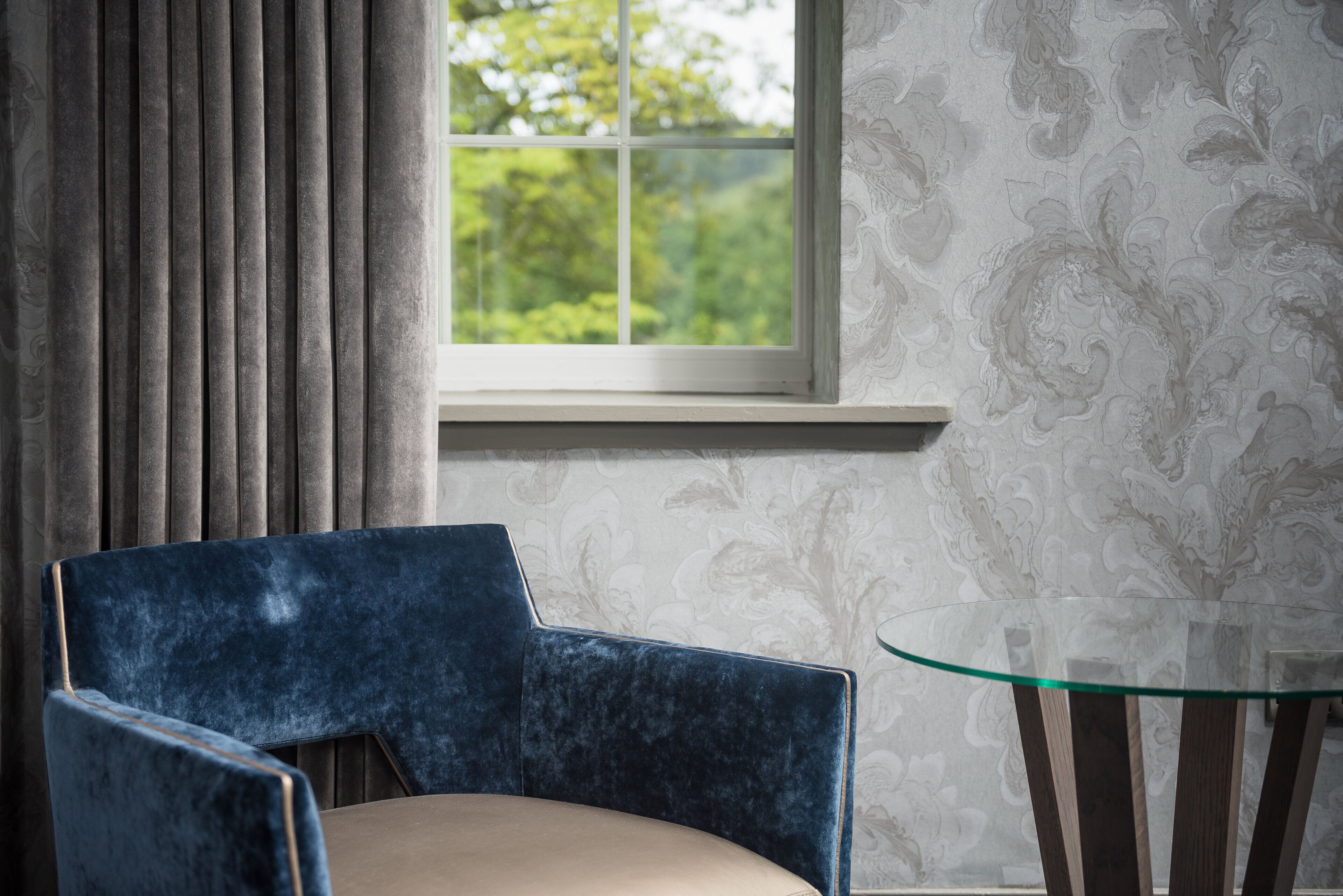 suite | living area | flat-screen tv