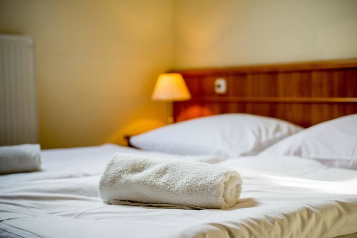 Habitación superior con 1 cama matrimonial o 2 individuales, 1 habitación | Escritorio, insonorización, cunas gratuitas y wifi gratis