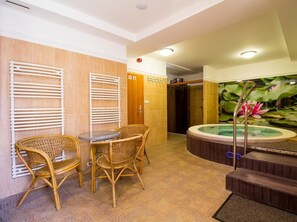 Bồn tắm spa trong nhà