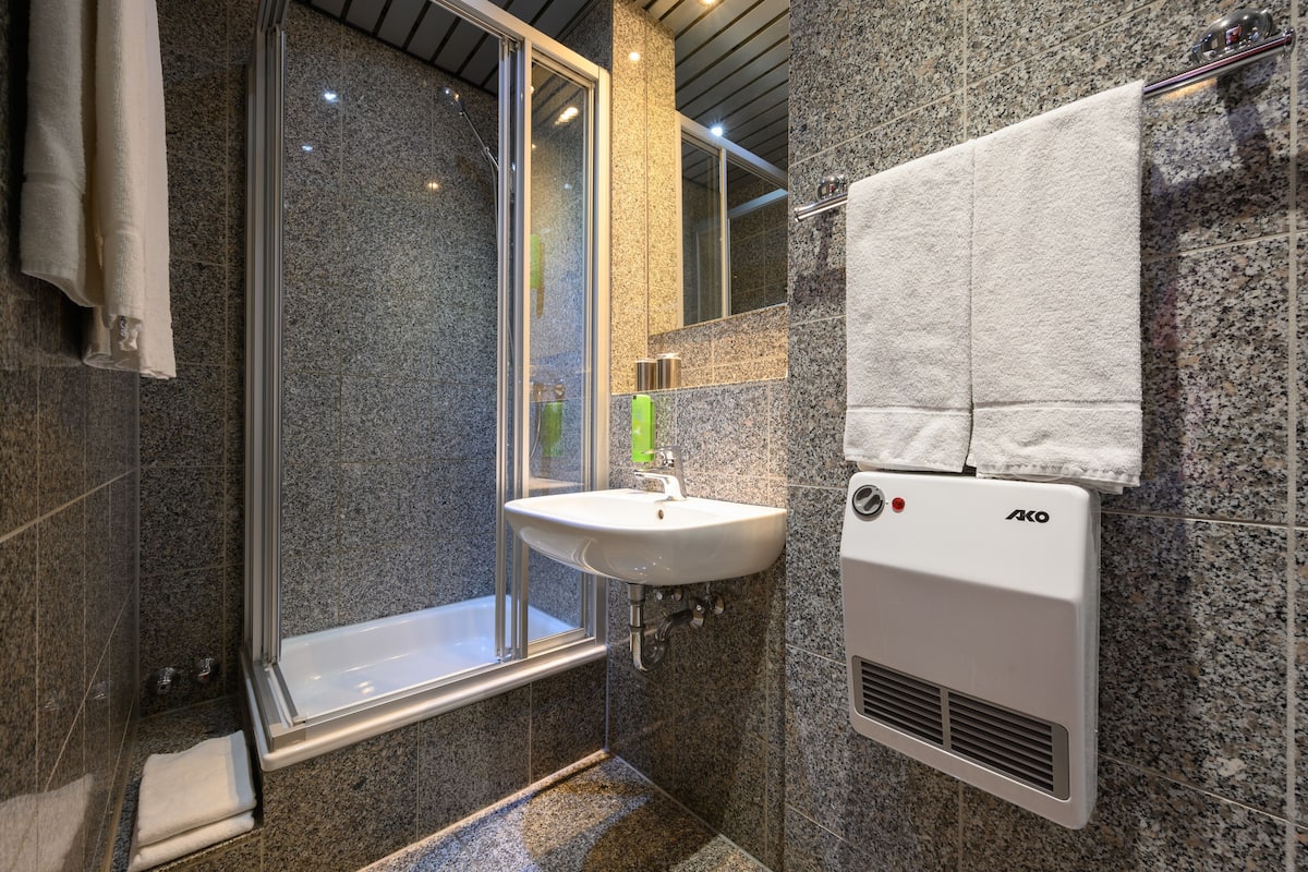 comfort apartment, 2 bedrooms | bathroom | shower, hydromassage showerhead, eco-friendly toiletries, hair dryer