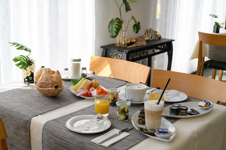 Restaurante. Hotel H.E.Y.M.A.N.N.