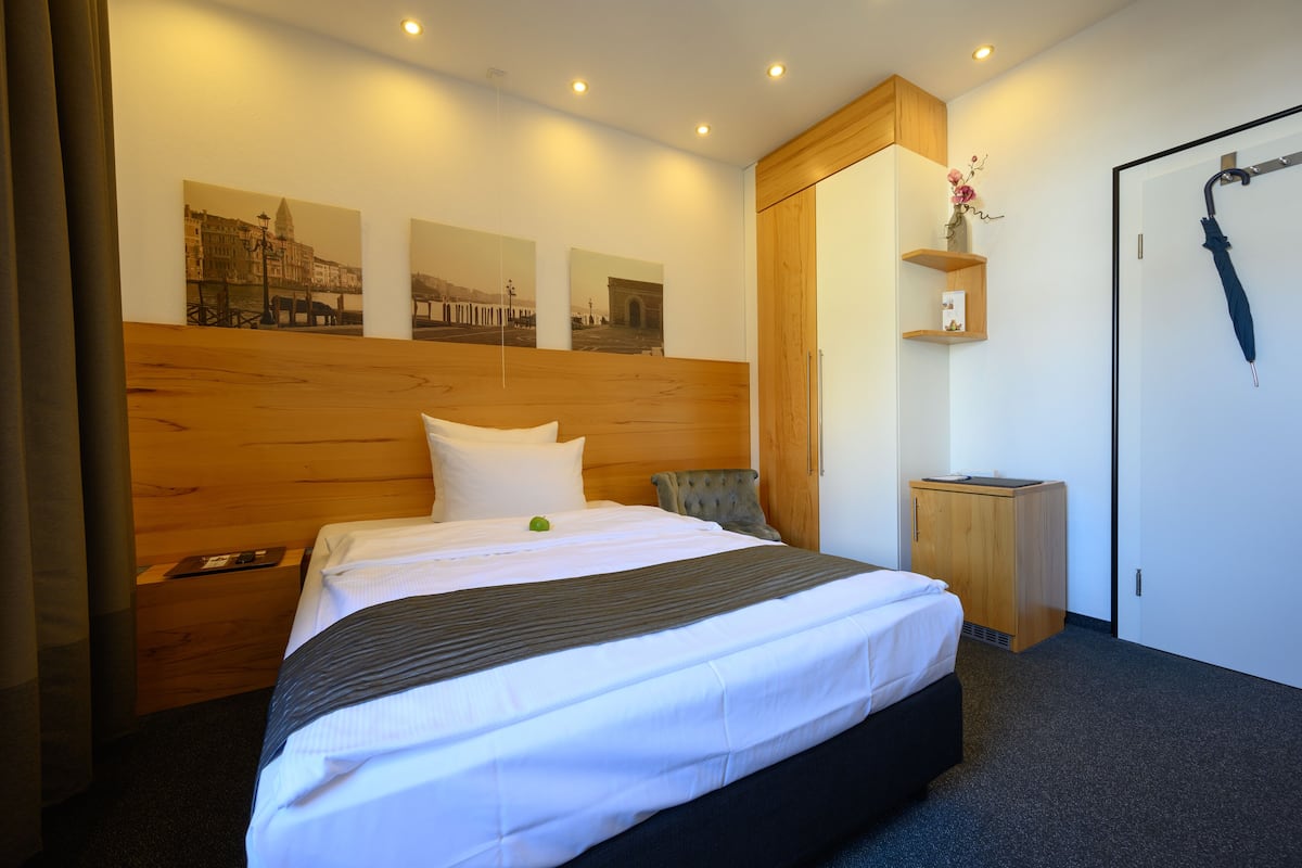 Comfort Single Room | Peralatan tempat tidur premium, gebar bulu kapas, bar mini