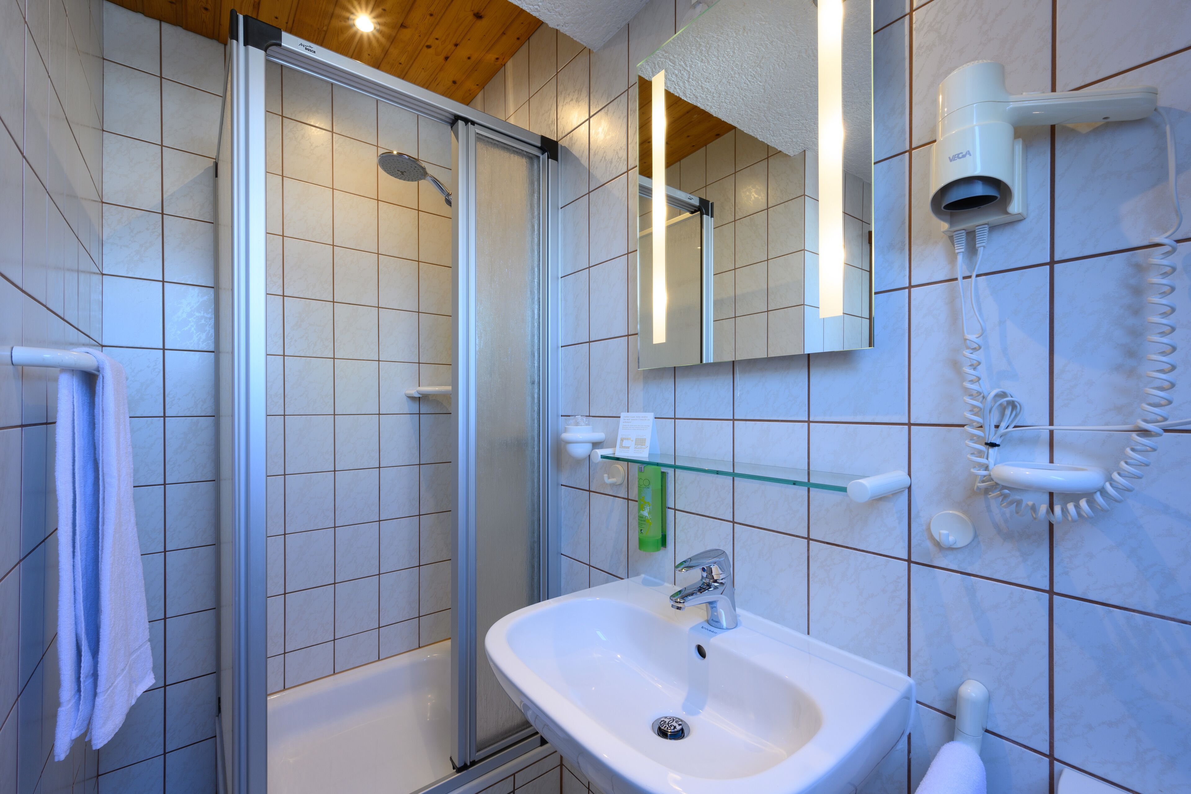 comfort single room | bathroom | shower, hydromassage showerhead, eco-friendly toiletries, hair dryer