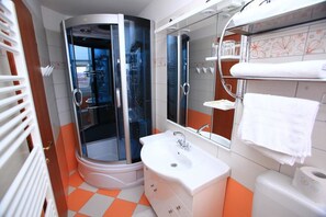 Articles de toilette gratuits, sèche-cheveux, serviettes fournies