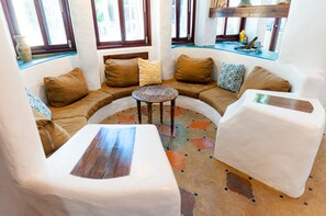 Leilighet, 3 soverom, adgang til basseng, 1. etasje | Oppholdsområde | Flatskjerm-TV og filmkjøp