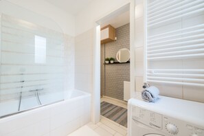 Apartment | Bathroom | Combined shower/bathtub, hair dryer, towels, soap - Venus Apartments - King Street II (Budapest)