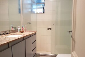Apartment | Badezimmer | Dusche, Handtücher