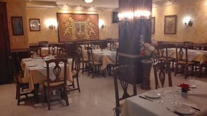 Sarapan, makan tengah hari, makan malam dihidangkan; masakan tempatan 