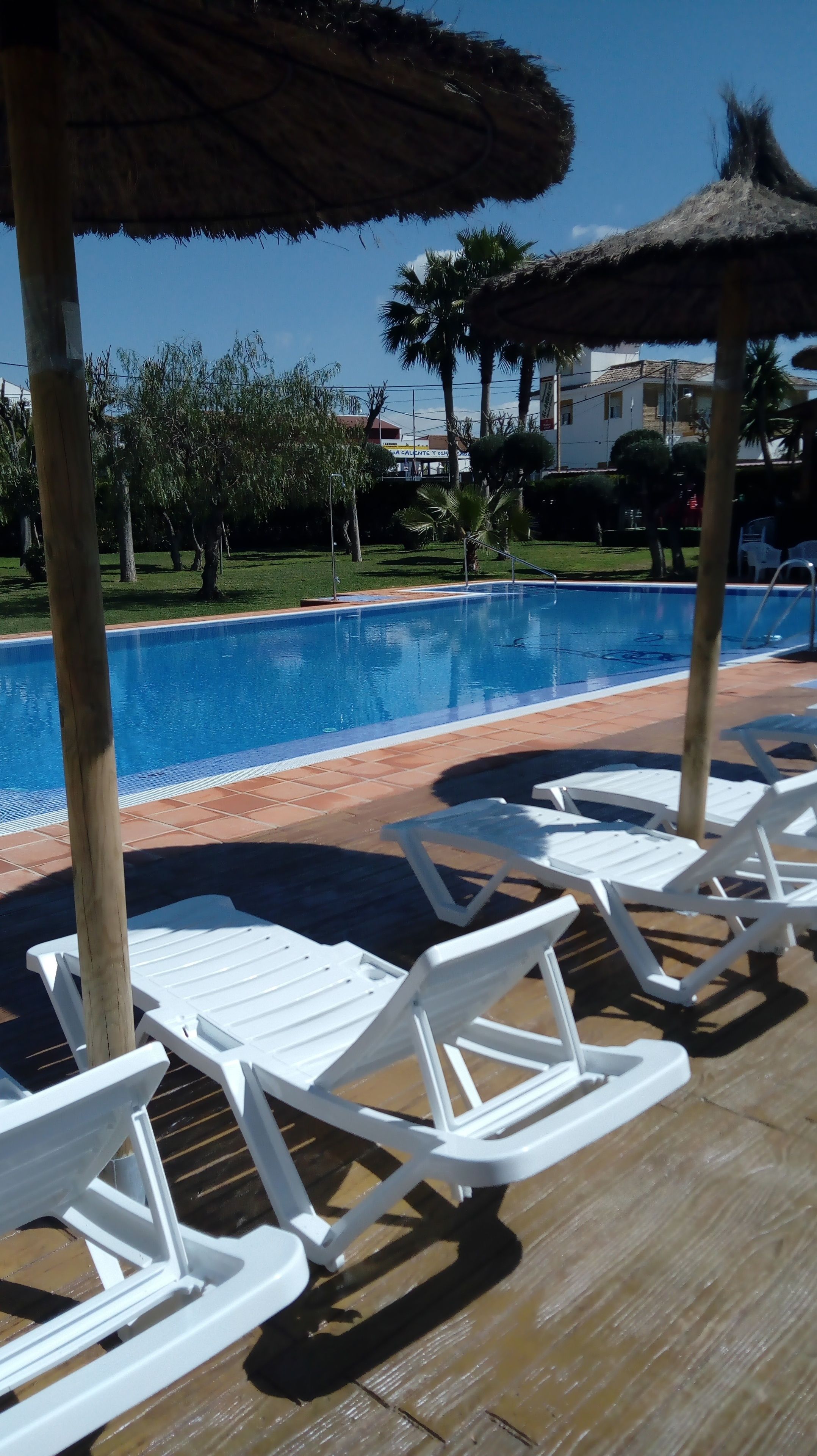 Una piscina al aire libre de temporada