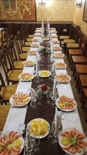 Melayani sarapan, makan siang, makan malam; sajian masakan lokal