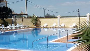 Una piscina al aire libre de temporada