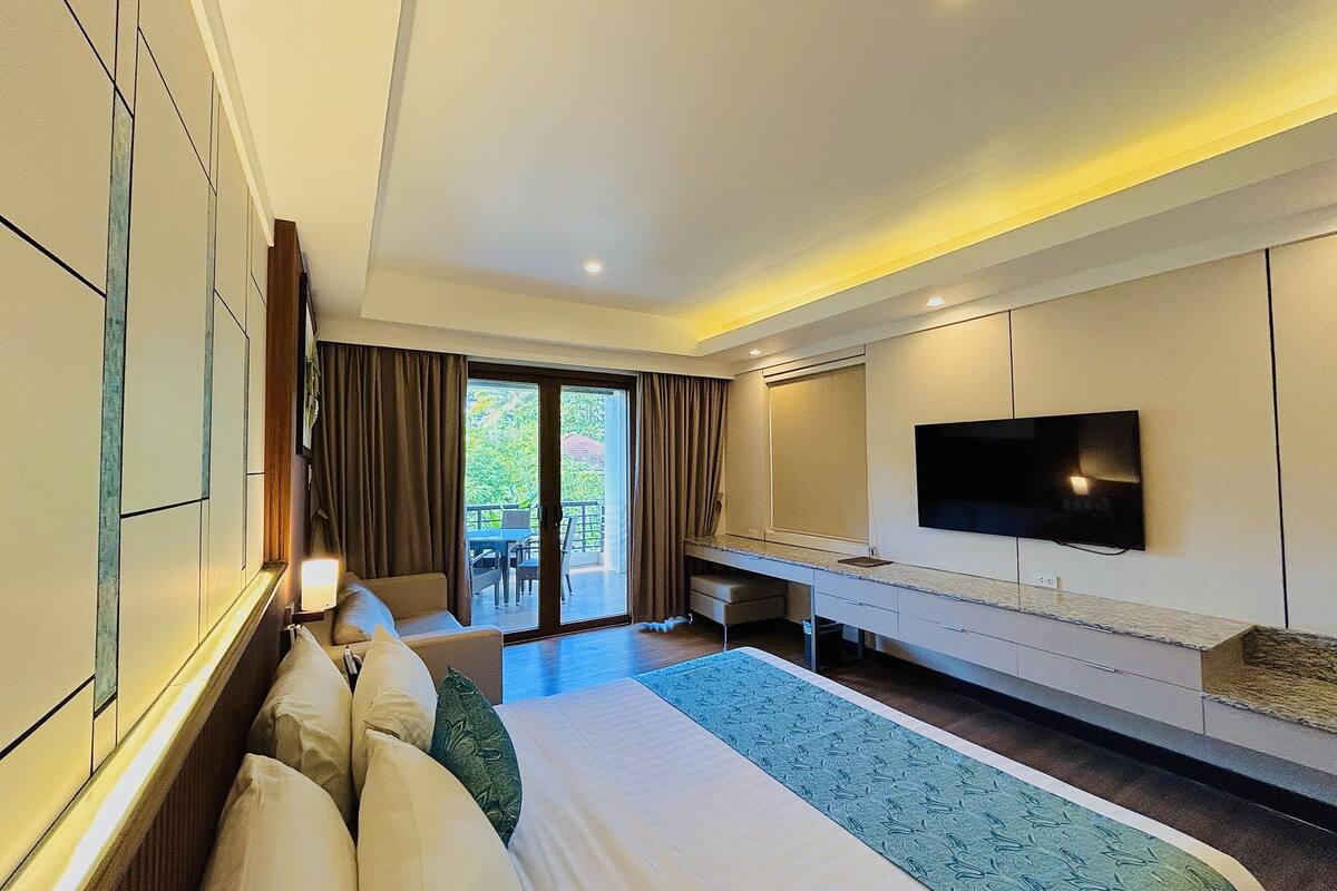 family room | 1 bedroom, egyptian cotton sheets, premium bedding, in-room safe