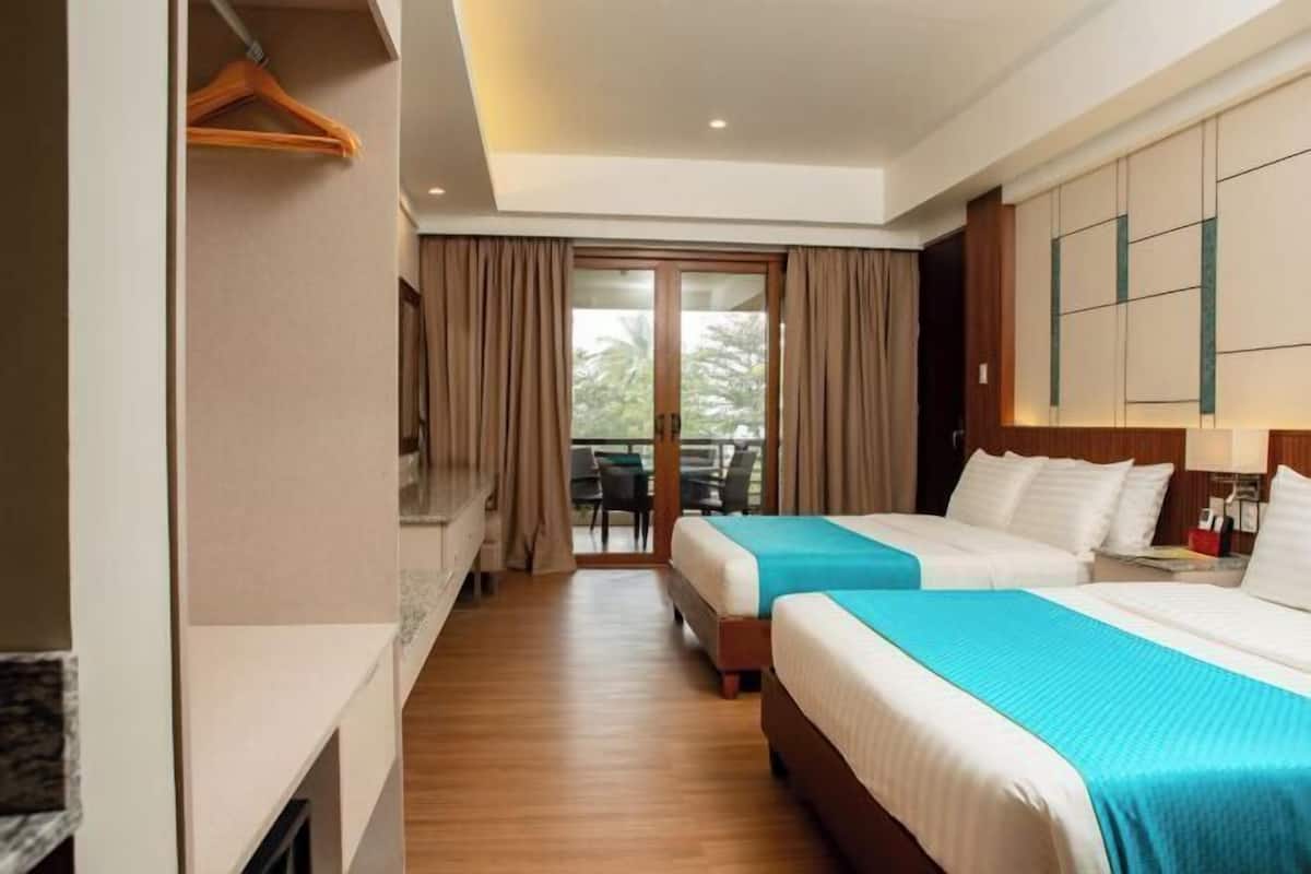 Premium bedding, in-room safe, bed sheets