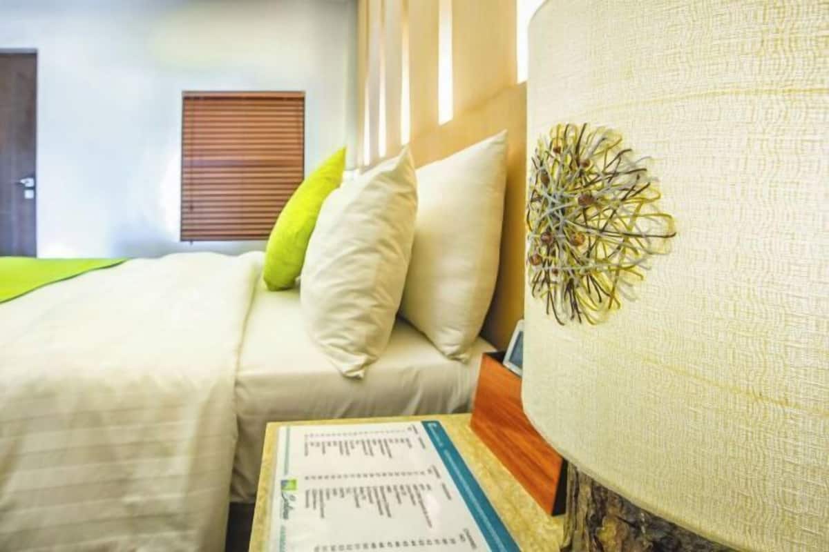 Premium bedding, in-room safe, bed sheets
