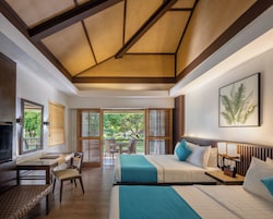 Habitación de hotel con una cama grande, un escritorio y vistas al exterior.