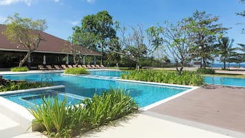 Piscina all'aperto, ombrelloni da piscina, lettini