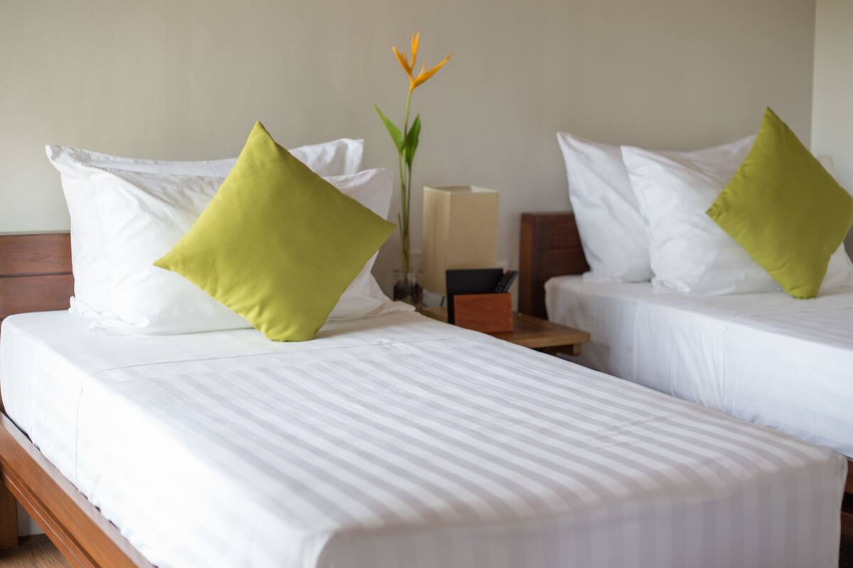 Higdaan Duwa (Pod Duo) | Premium bedding, in-room safe, bed sheets