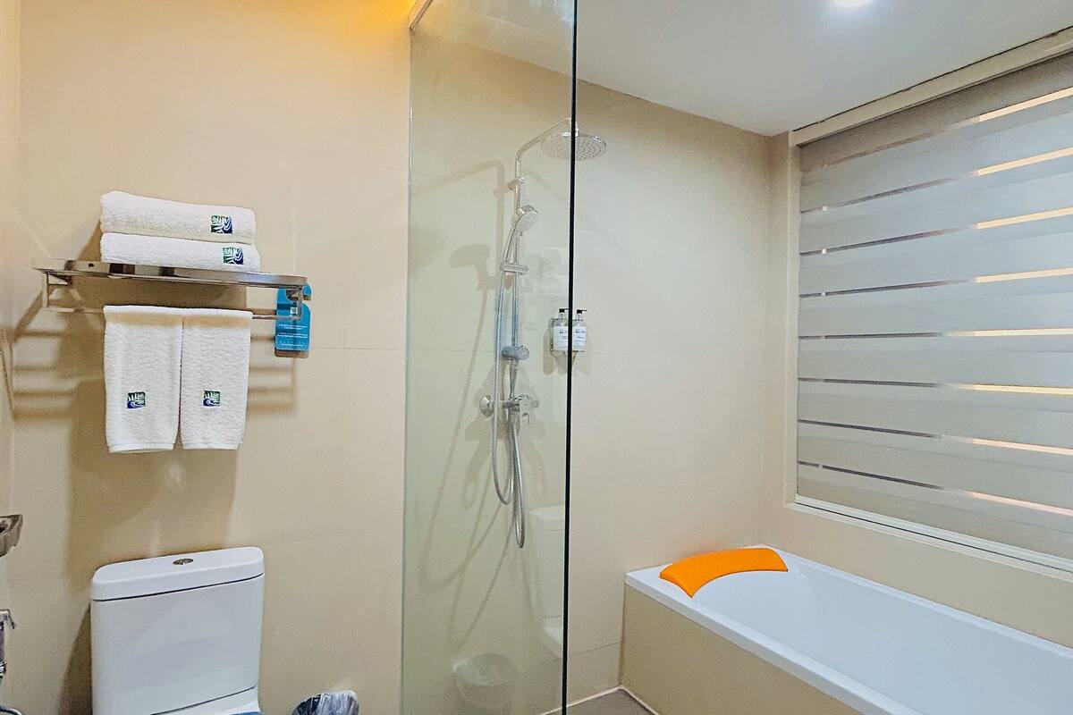 family room | bathroom | free toiletries, bidet, soap, shampoo