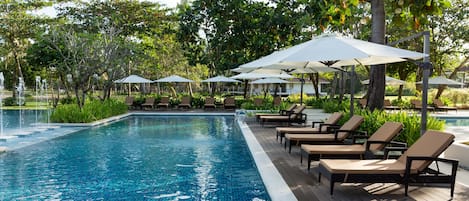 Piscine extérieure, parasols de plage, chaises longues