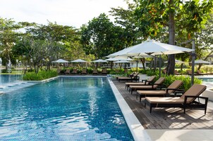 Una piscina al aire libre (de 06:00 a 22:00), sombrillas, tumbonas