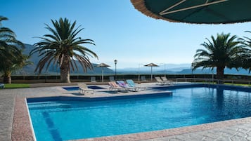 Una piscina al aire libre de temporada