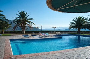 Una piscina al aire libre de temporada