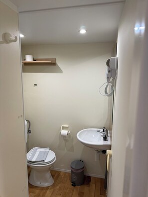 Habitación doble económica | Baño | Regadera, amenidades de baño gratuitas, secadora de cabello, batas 