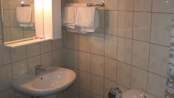 Ducha, artículos de tocador gratuitos, secador de pelo, batas